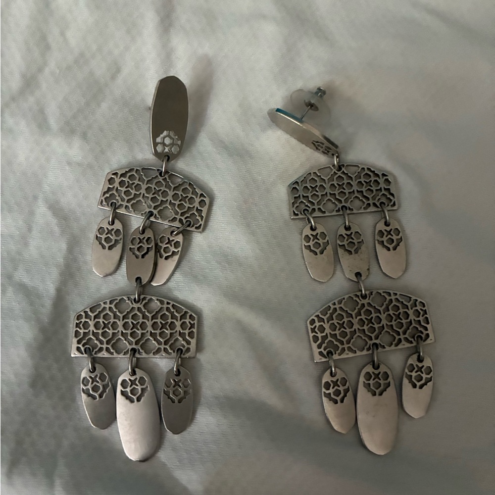 Kendra Scott chandelier earring—silver color